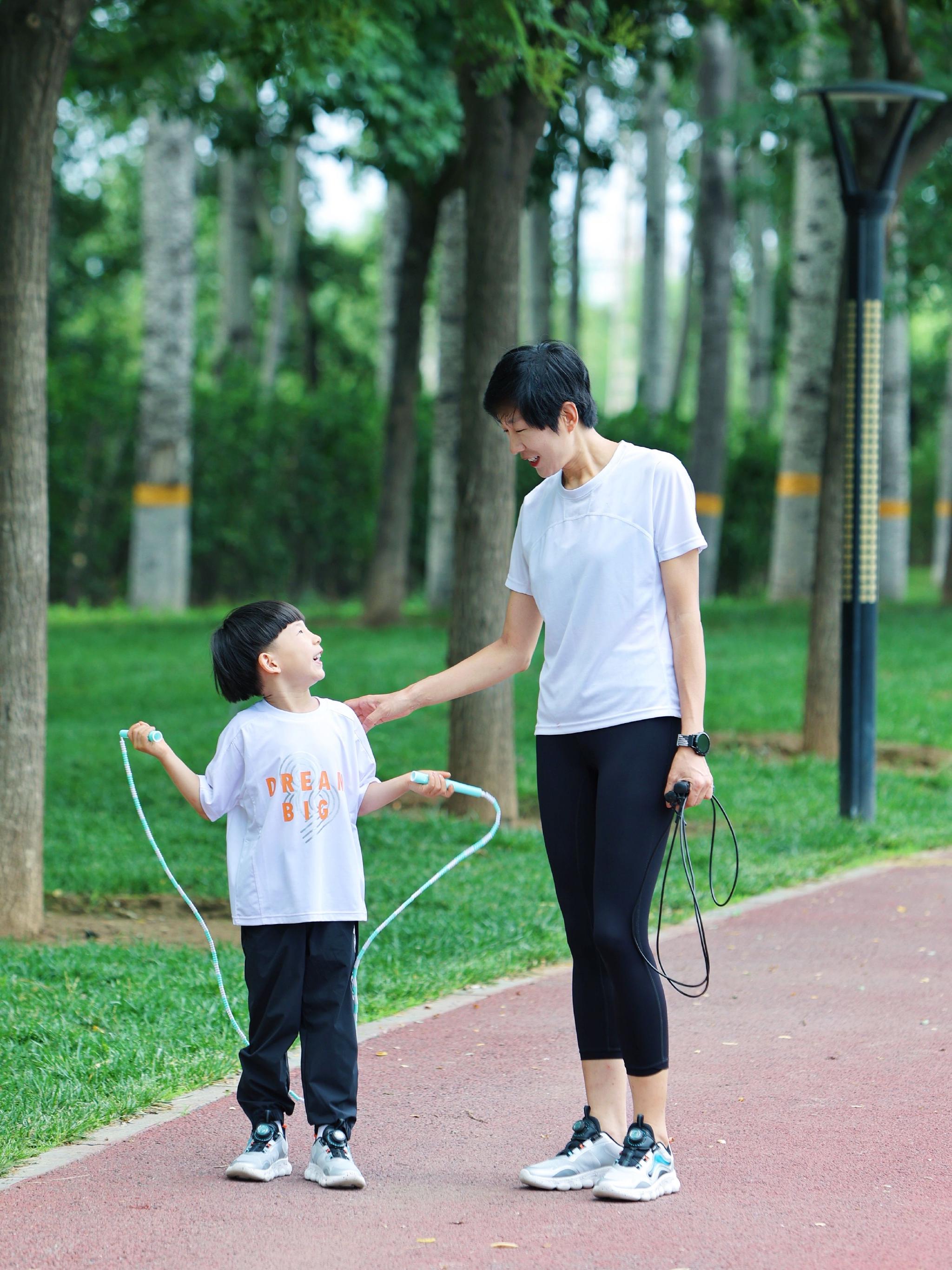 爱运动的瞧瞧,看到楼下小哥哥练跳绳,自己也按捺不住了休闲区蓝鸢梦想 - Www.slyday.coM 爱运动的瞧瞧,看到楼下小哥哥练跳绳,自己也按捺不住了休闲区蓝鸢梦想 - Www.slyday.coM