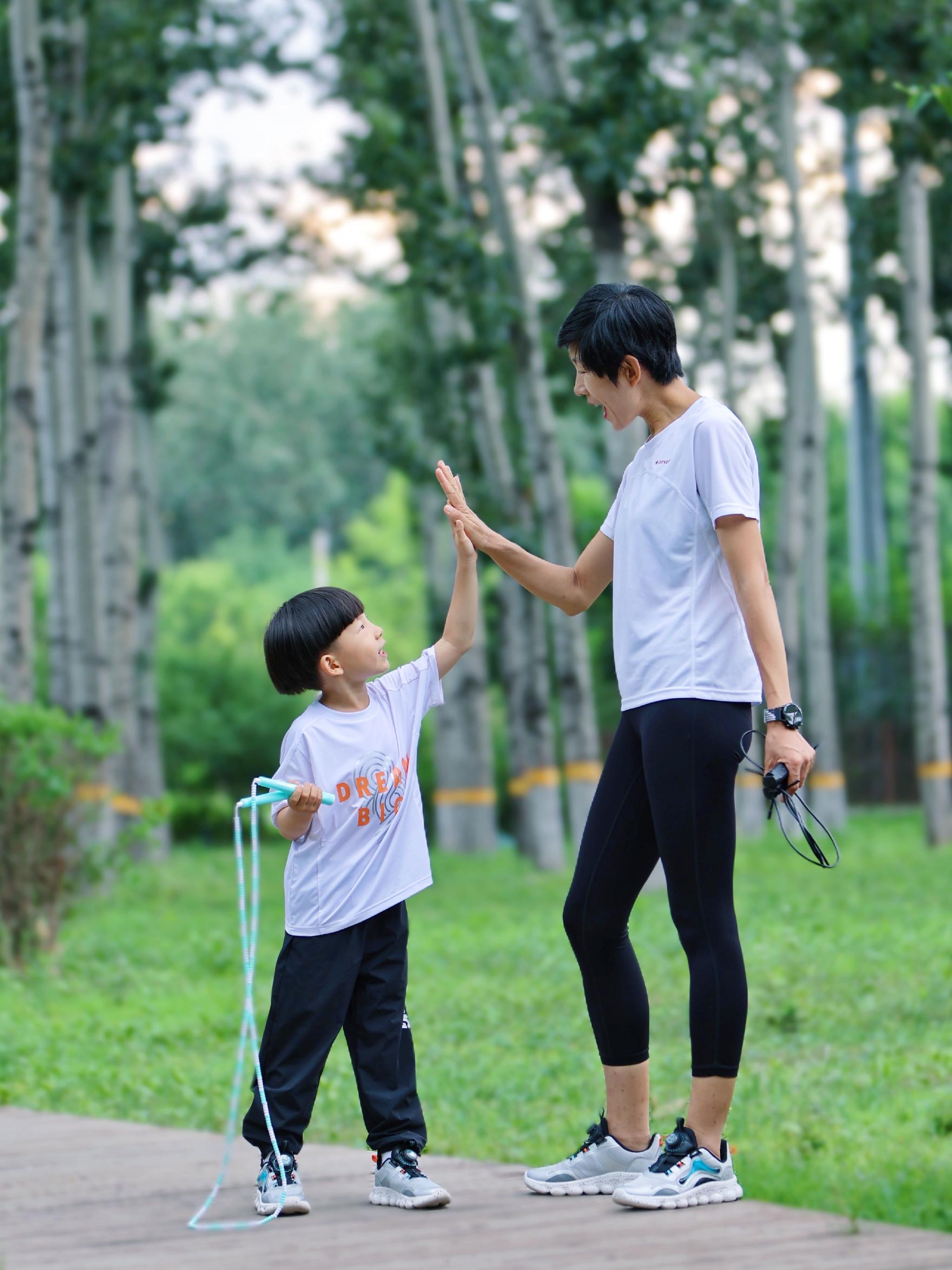 爱运动的瞧瞧,看到楼下小哥哥练跳绳,自己也按捺不住了休闲区蓝鸢梦想 - Www.slyday.coM 爱运动的瞧瞧,看到楼下小哥哥练跳绳,自己也按捺不住了休闲区蓝鸢梦想 - Www.slyday.coM