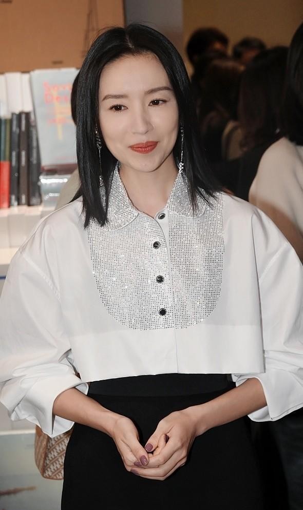 董洁真是优雅的代表，简单的白衬衫配黑裤子，看着却并不平庸休闲区蓝鸢梦想 - Www.slyday.coM