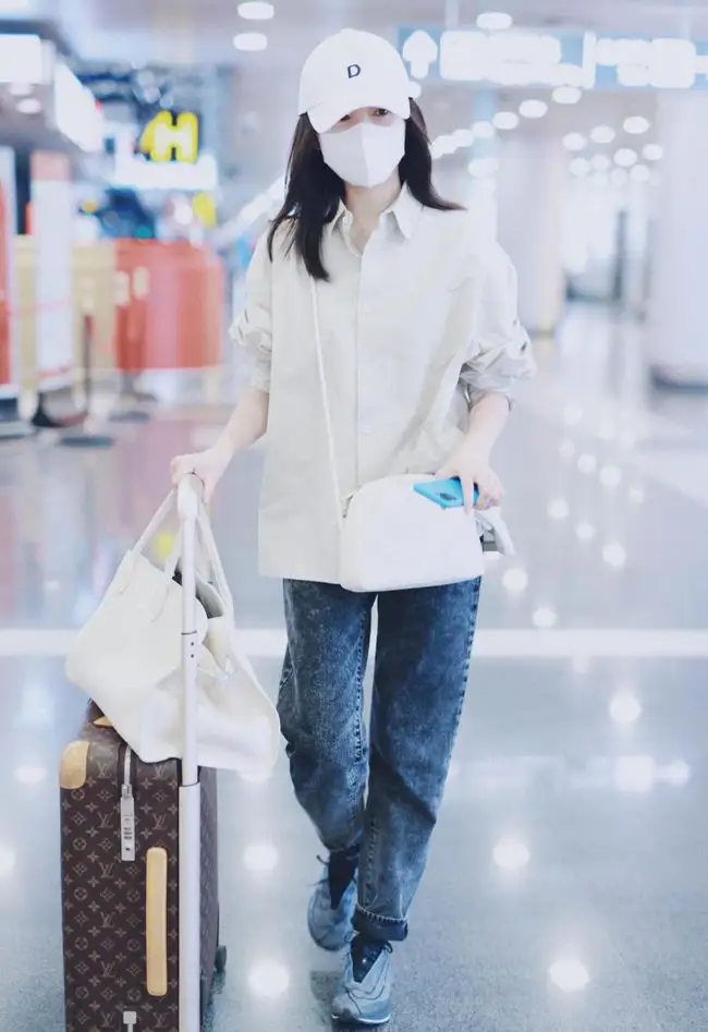 董洁真是优雅的代表，简单的白衬衫配黑裤子，看着却并不平庸休闲区蓝鸢梦想 - Www.slyday.coM