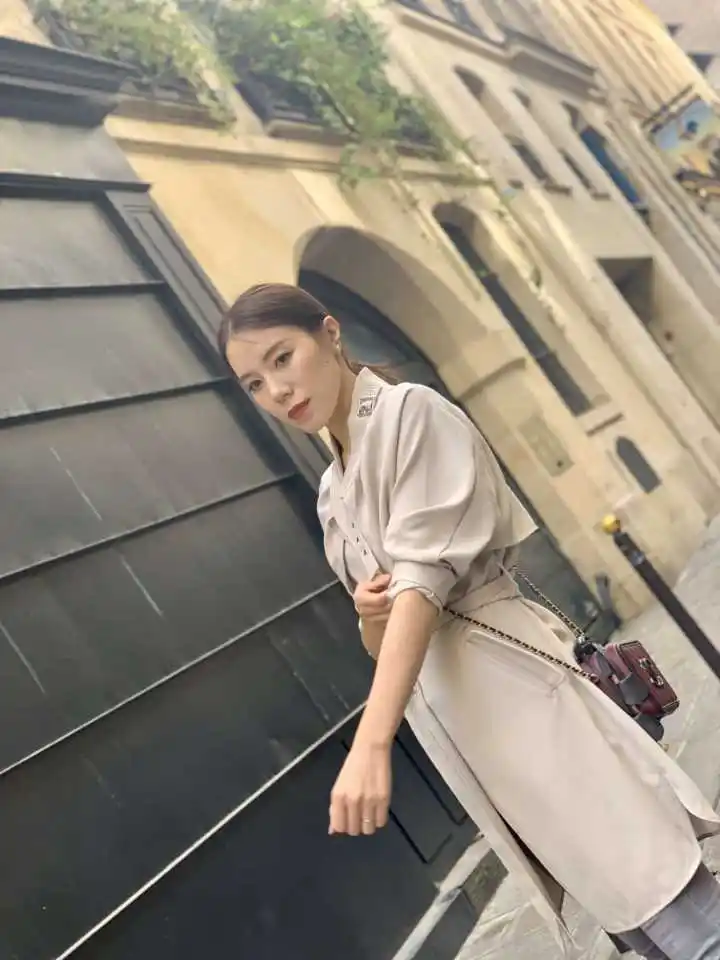 王屹芝不愧是百亿贵妇，就算穿着低调的服装，也掩盖不住气场休闲区蓝鸢梦想 - Www.slyday.coM