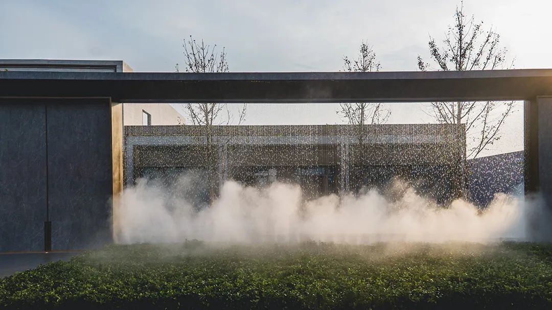 几片简洁的景墙,如卷轴徐徐展开,于喧嚣中围合出一方静谧与幽静的水院