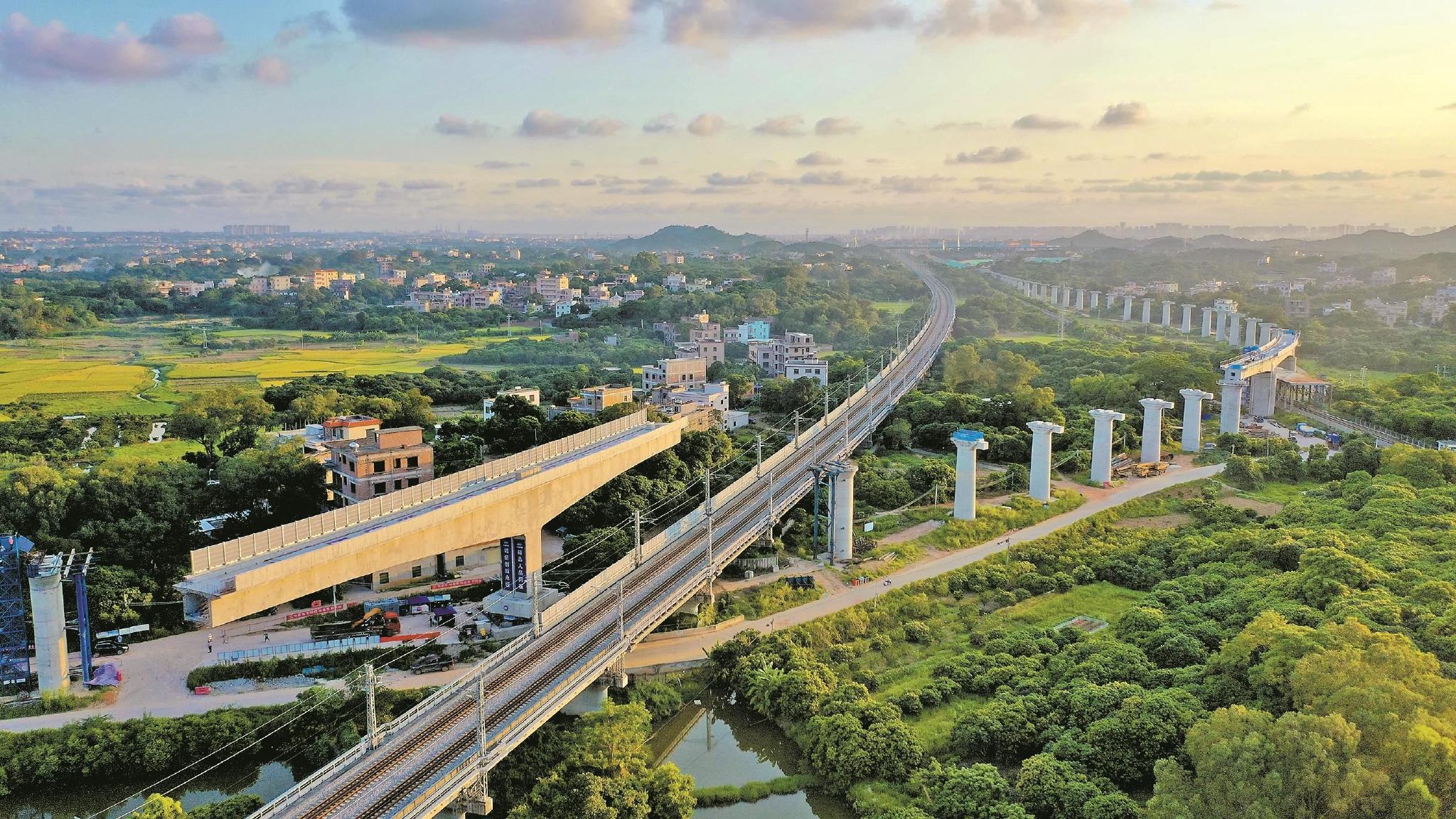 博贺港铁路跨广茂线深湛线特大桥t构梁完美转身