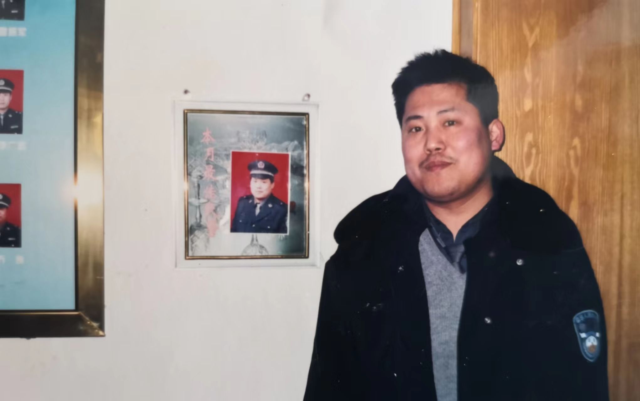 2000年,温建富在北辰分局果园新村派出所获得"月度最佳民警"称号.