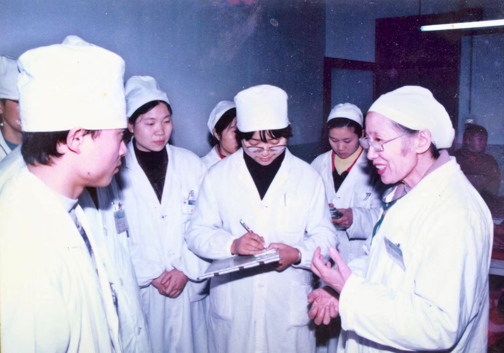 20世纪80年代初,孙同郊(右一)在与学生们交流.(资料照片)