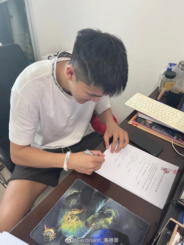 媒体人：黄荣奇在新疆广汇篮球俱乐部正式签下合同休闲区蓝鸢梦想 - Www.slyday.coM