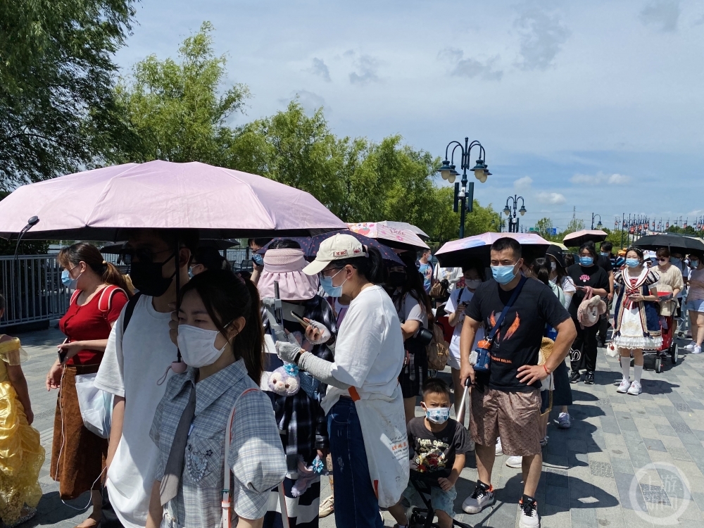 上海迪士尼乐园闭园百天重新开放：游客穿迪士尼元素服装互动，玲娜贝儿冲上热搜休闲区蓝鸢梦想 - Www.slyday.coM