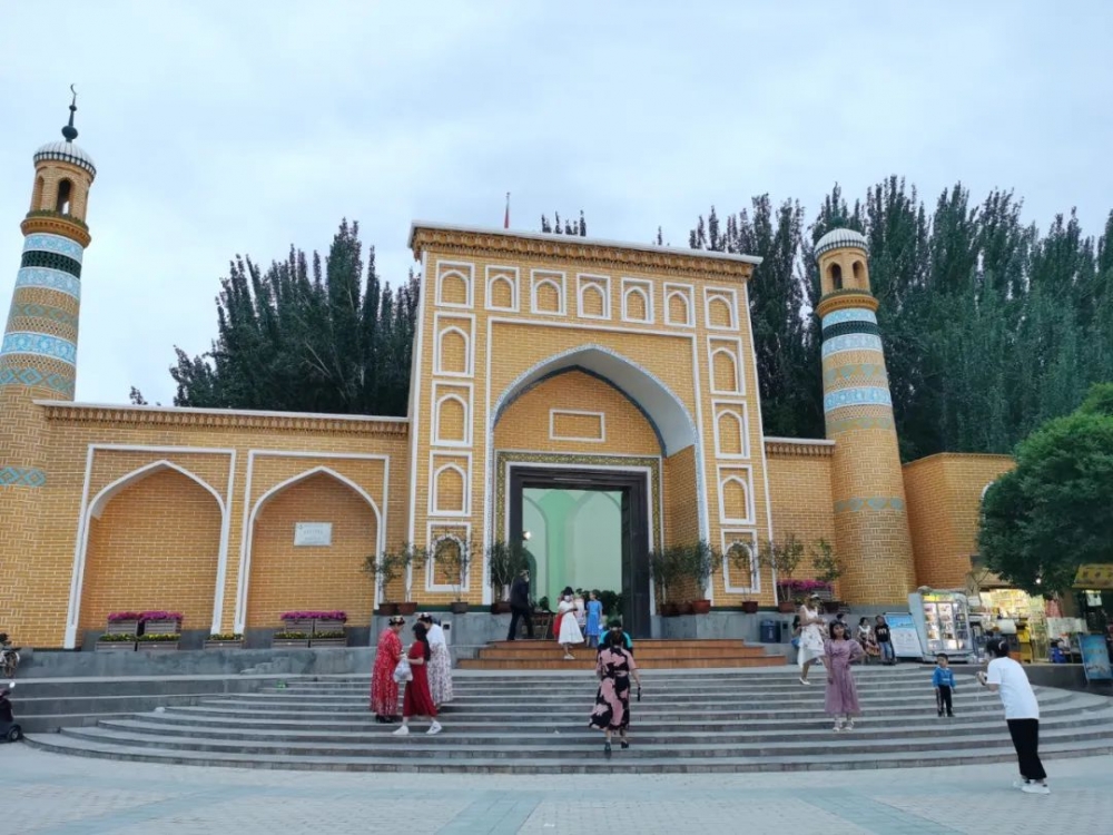 暑期游新疆，重庆人选这款双飞游就对了！往返直飞，8天深度游，穿越独库公路休闲区蓝鸢梦想 - Www.slyday.coM