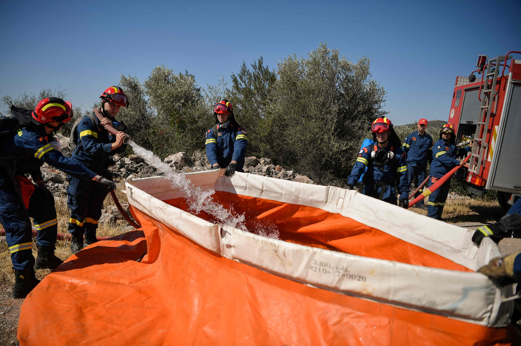 希腊消防员进行应对山火训练休闲区蓝鸢梦想 - Www.slyday.coM