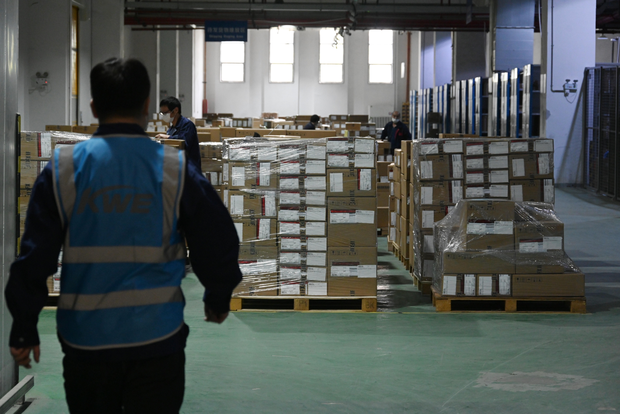 ▲5月27日，上海，国内首个全智能全天候半导体（芯片）全球分拨中心，位于浦东机场综合保税区内的近铁国际物流(中国)有限公司一批进口集成电路，在浦东机场海关的加急通关验放后，顺利出区运往长三角企业生产线。图/IC photo