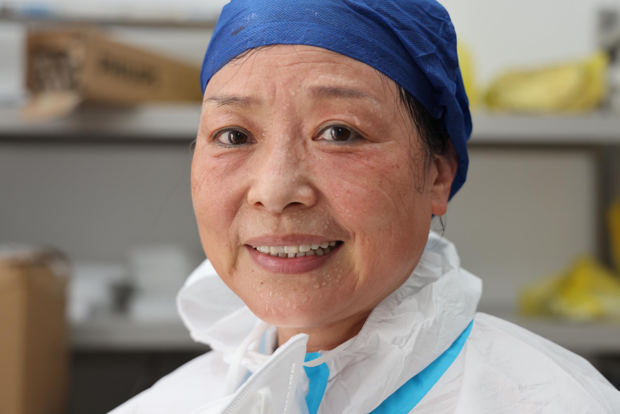 高温下的采样点“大白”：大热天的，能多做一个就多做一个休闲区蓝鸢梦想 - Www.slyday.coM