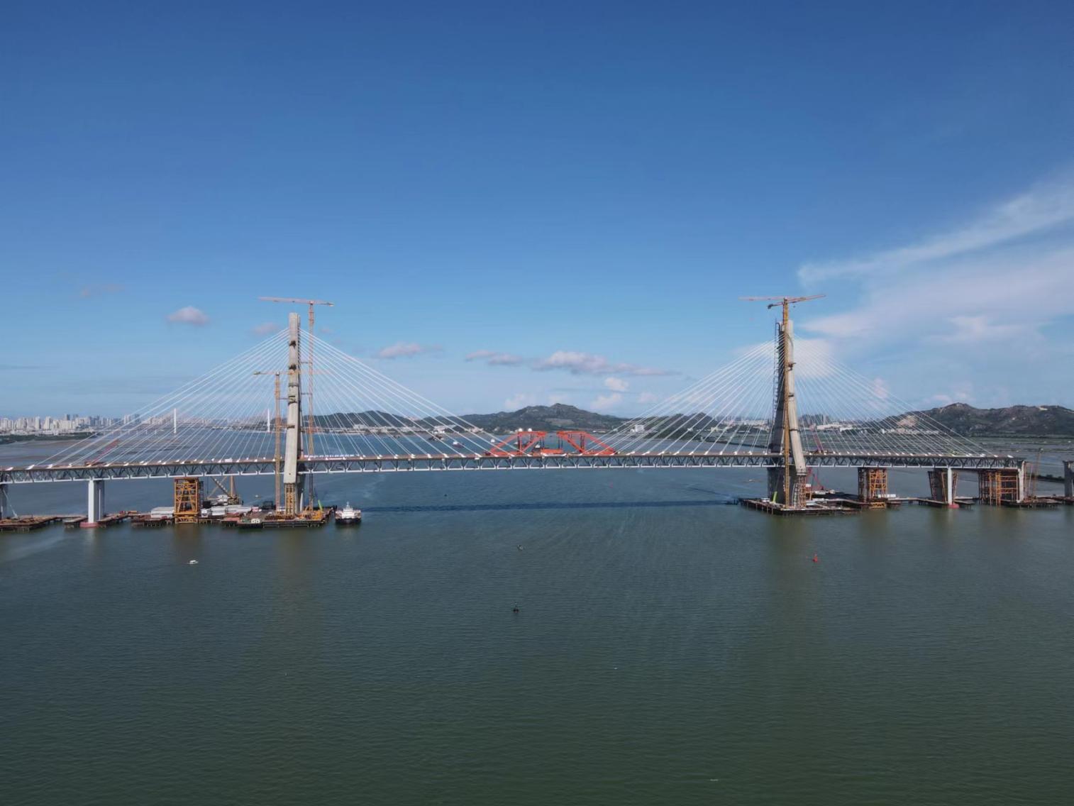广东汕头牛田洋特大桥主桥成功合龙