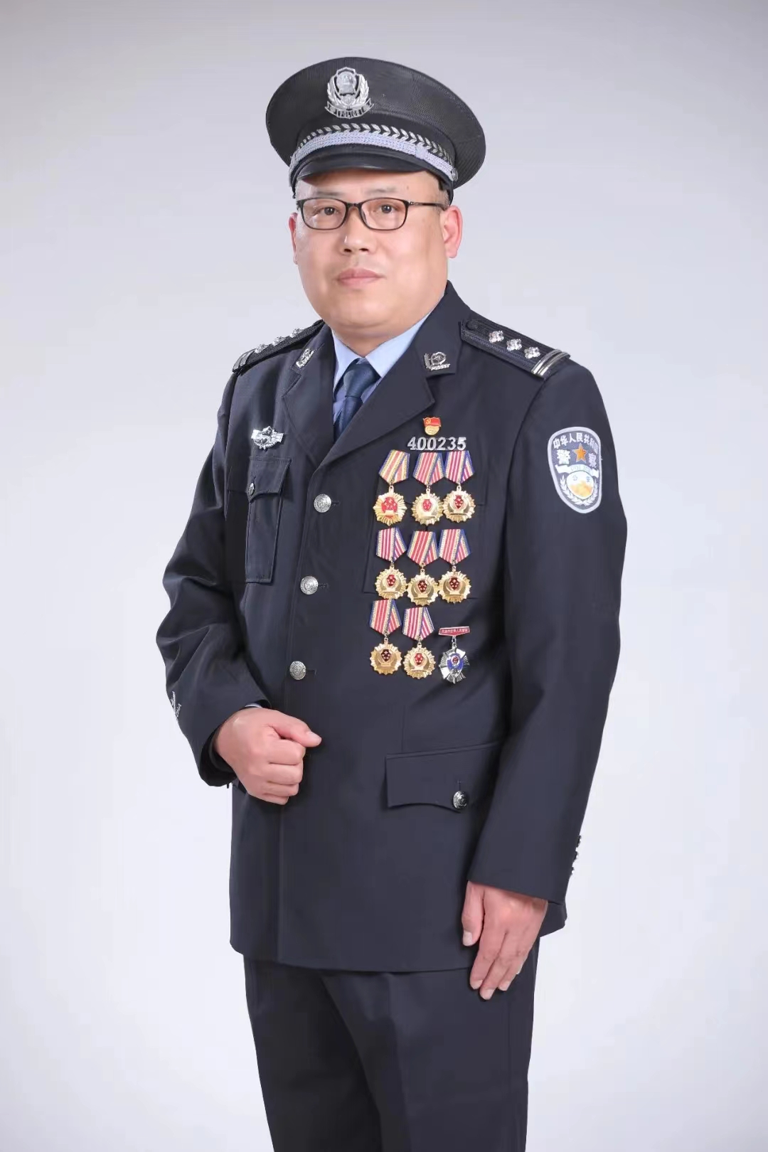 全国特级优秀人民警察温建富:"温伯"驻村18年