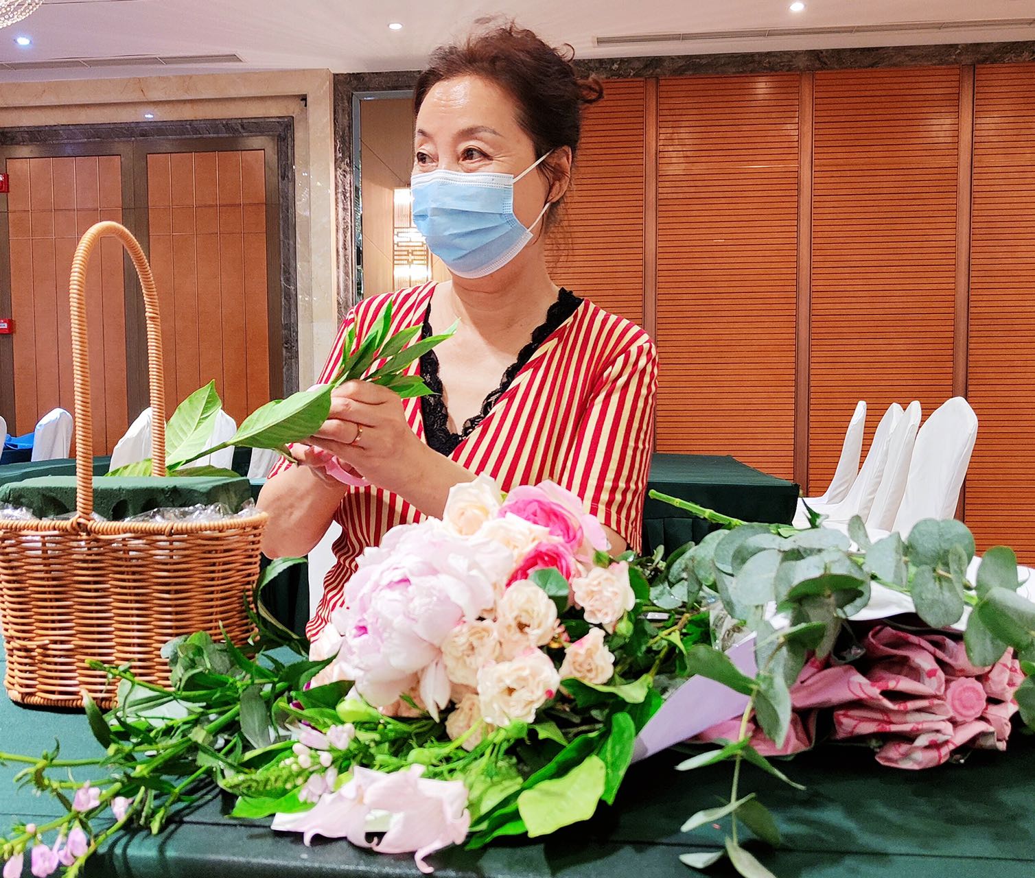 顺义国际人才社区举办“喜迎香港回归祖国25周年”插花活动休闲区蓝鸢梦想 - Www.slyday.coM