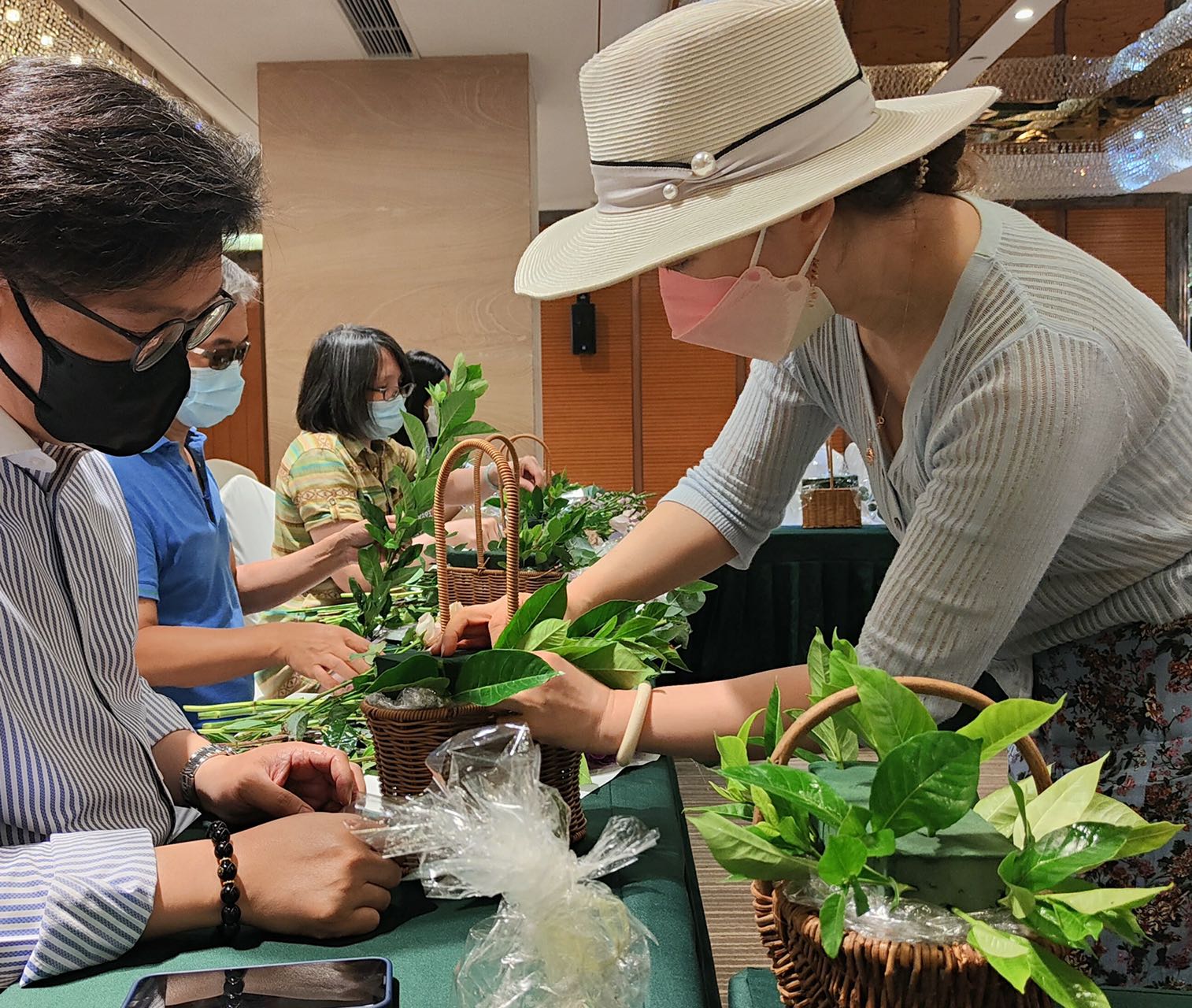 顺义国际人才社区举办“喜迎香港回归祖国25周年”插花活动休闲区蓝鸢梦想 - Www.slyday.coM