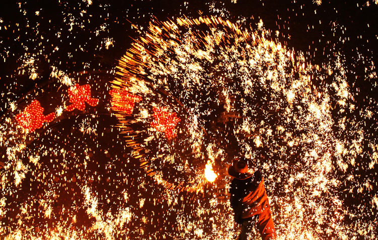 张家口非遗项目-打树花