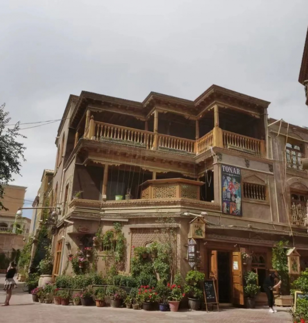 暑期游新疆，重庆人选这款双飞游就对了！往返直飞，8天深度游，穿越独库公路休闲区蓝鸢梦想 - Www.slyday.coM