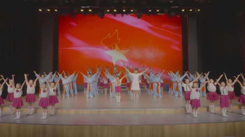 献礼党的生日 红色历史重现校园舞台休闲区蓝鸢梦想 - Www.slyday.coM