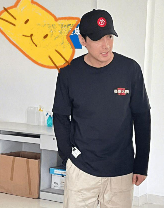 网友偶遇胡歌考驾照：科目二一把过 98分休闲区蓝鸢梦想 - Www.slyday.coM