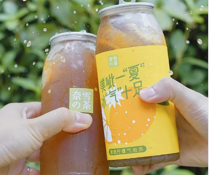 与奈雪的茶推出联名款“噗呲柠檬气泡茶”（图片来源：奈雪的茶官方微博）