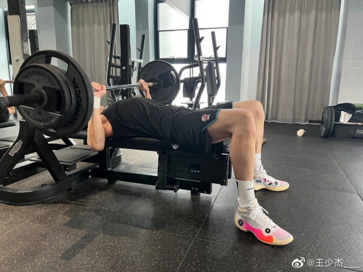 王少杰微博晒出自己卧推训练照：起💦🏋️‍️休闲区蓝鸢梦想 - Www.slyday.coM