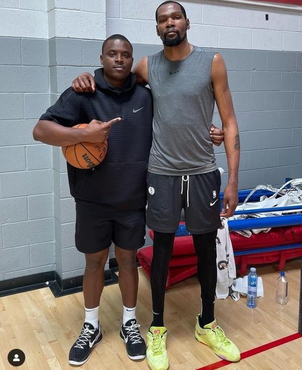 苦练开始！知名投篮训练师晒与杜兰特合照：继续做自己！🎯休闲区蓝鸢梦想 - Www.slyday.coM