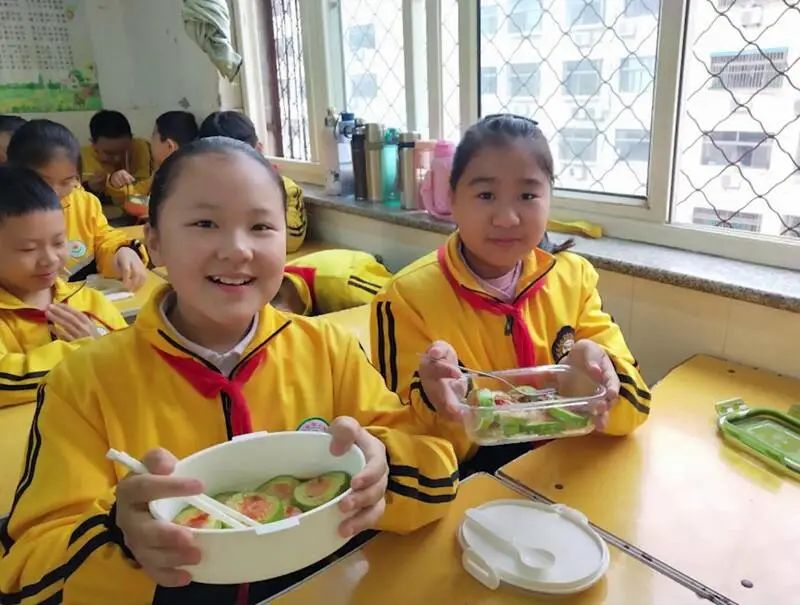 你敢相信吗？山东这所小学的孩子全是“小厨神”！休闲区蓝鸢梦想 - Www.slyday.coM
