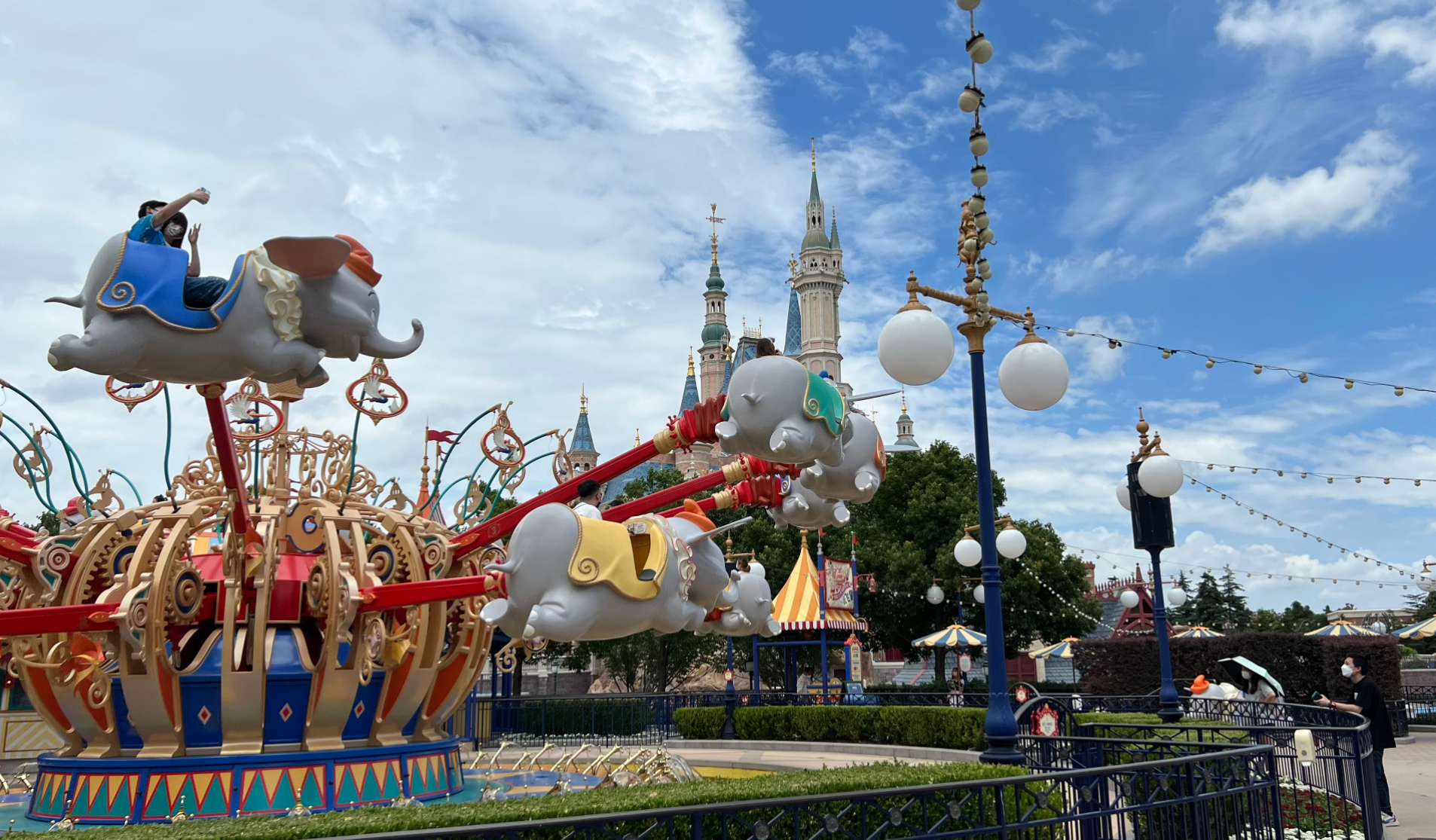 游客在游乐项目小飞象上拍照留念.&nbsp;澎湃新闻记者 李菁 摄