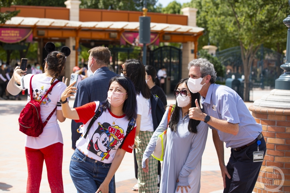 上海迪士尼乐园闭园百天重新开放：游客穿迪士尼元素服装互动，玲娜贝儿冲上热搜休闲区蓝鸢梦想 - Www.slyday.coM