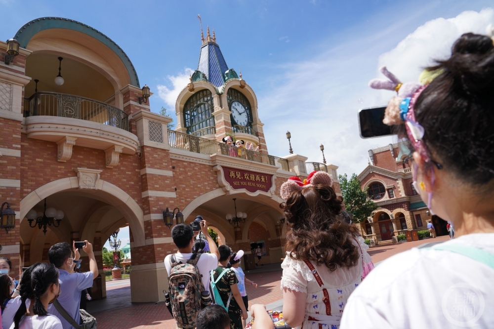 上海迪士尼乐园闭园百天重新开放：游客穿迪士尼元素服装互动，玲娜贝儿冲上热搜休闲区蓝鸢梦想 - Www.slyday.coM