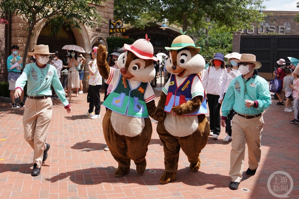 上海迪士尼乐园闭园百天重新开放：游客穿迪士尼元素服装互动，玲娜贝儿冲上热搜休闲区蓝鸢梦想 - Www.slyday.coM