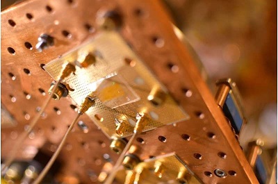 一块可以控制和调制声波的芯片。图片来源：：邵林博/哈佛大学