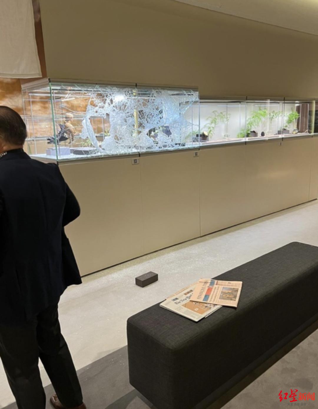 欧洲最大艺术博览会遭劫匪砸柜抢走展品，两人已被捕休闲区蓝鸢梦想 - Www.slyday.coM