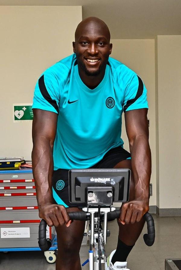 国米晒卢卡库开心微笑照片附文回家的感觉