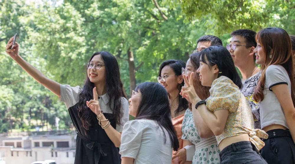 香港回归祖国25周年，听这些内地求学的香港学子讲述青春故事休闲区蓝鸢梦想 - Www.slyday.coM