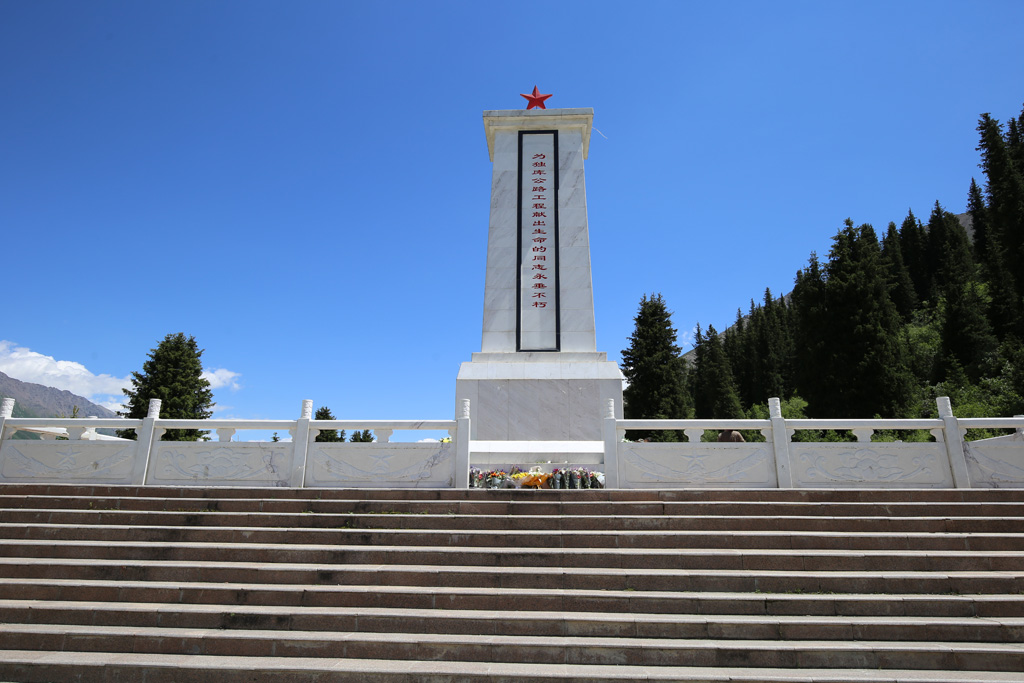 一条用鲜血和生命铸就的天山通道来乔尔玛烈士陵园缅怀英雄