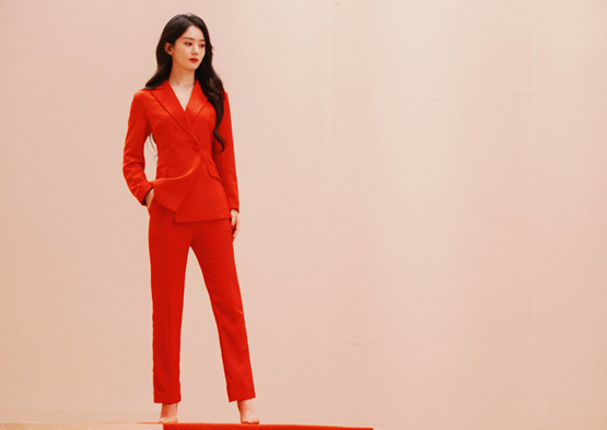 赵丽颖为新综艺牺牲大，穿蕾丝裙女团风爆棚，35岁剪公主切扮萝莉休闲区蓝鸢梦想 - Www.slyday.coM