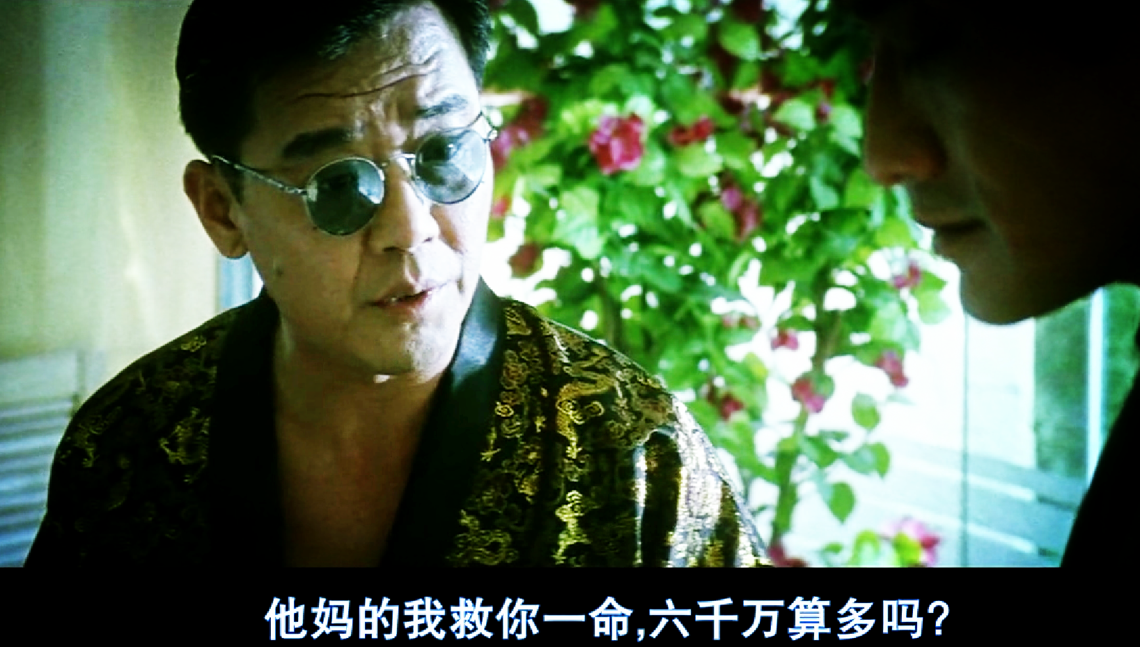 但也充满了亲切感,就连他在电影《黑金》中扮演的侯部长,也成了网友们