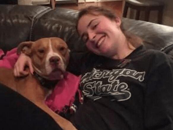 主人将狗狗当垃圾扔掉，只因新家没有多余的地方给它住，太狠心休闲区蓝鸢梦想 - Www.slyday.coM