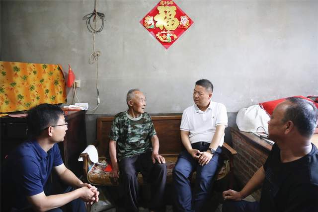 市政府副市长市公安局局长吴国华到高密大牟家镇看望慰问老党员