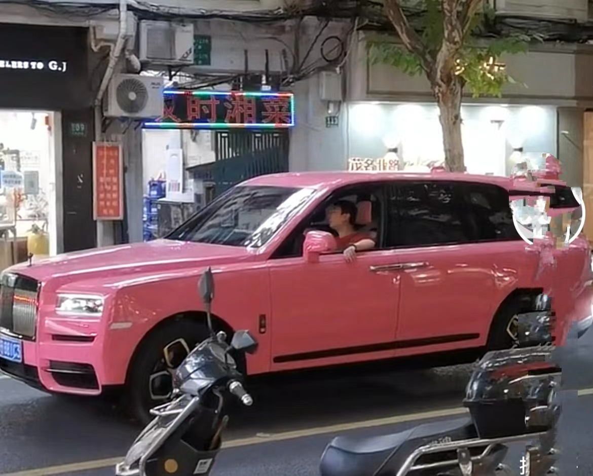 开1000万粉色豪车,女方顾着低头玩手机|王思聪|女友|感情_新浪新闻