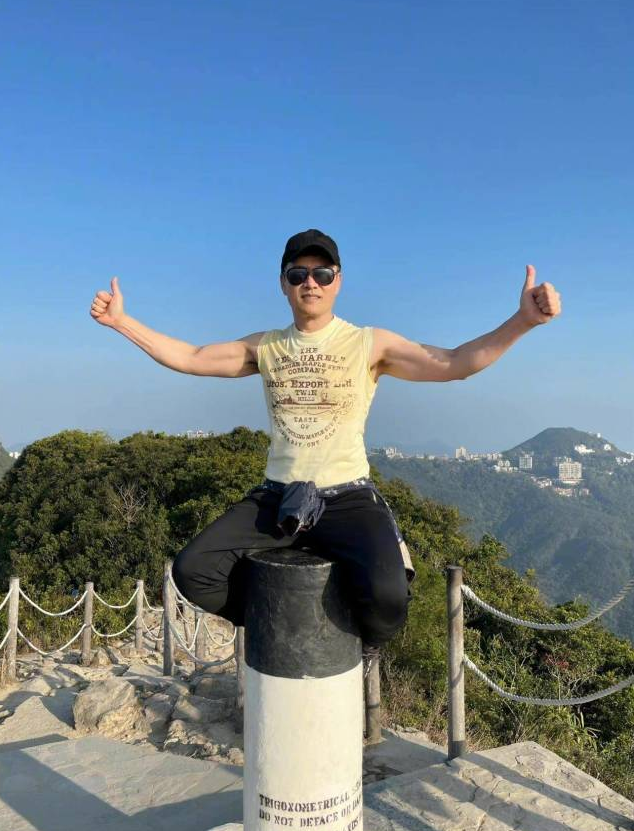 众星庆祝香港回归25周年，霍启刚激动发文，吕良伟唱上海滩主题曲休闲区蓝鸢梦想 - Www.slyday.coM