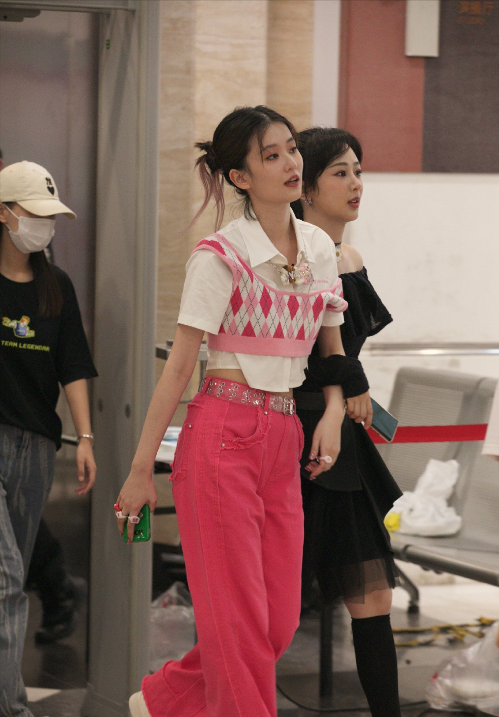 杨紫乔欣下班路透照曝光杨紫一路挽着乔欣的手臂同行姐妹情深