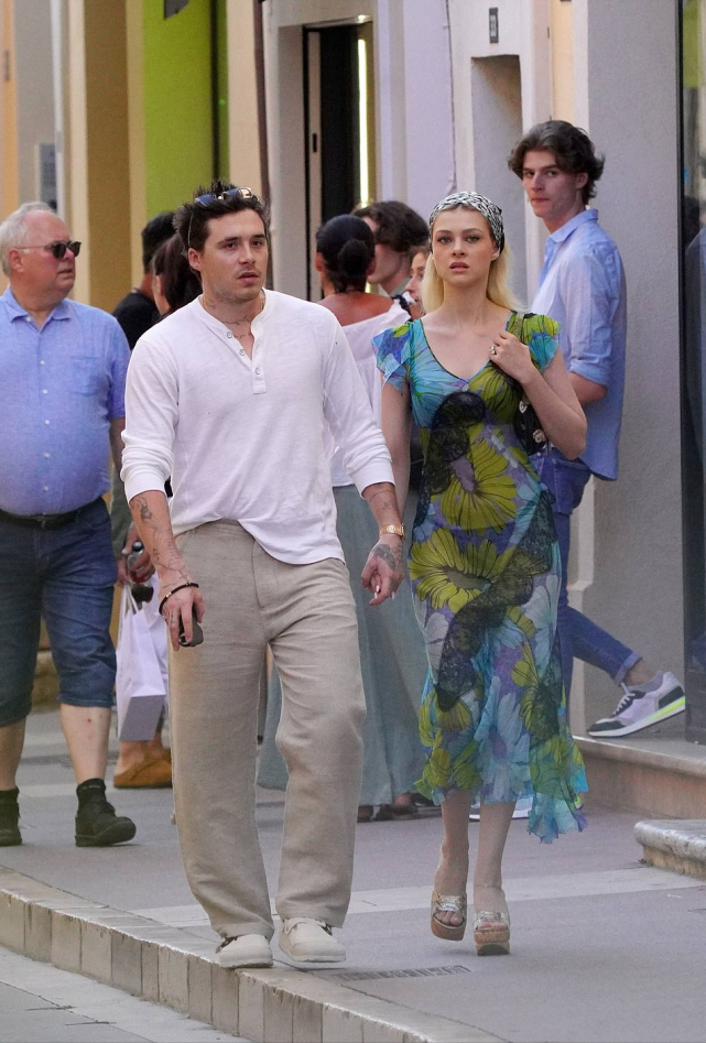 如今二弟罗密欧,三弟克鲁兹都有着时尚的潜力,而大布如今和老婆虽