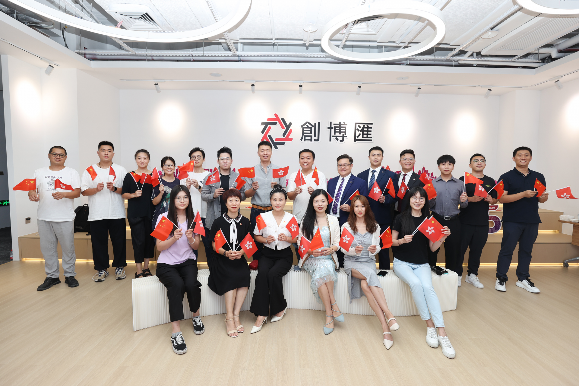 在深工作香港青年相聚共庆香港回归祖国25周年休闲区蓝鸢梦想 - Www.slyday.coM