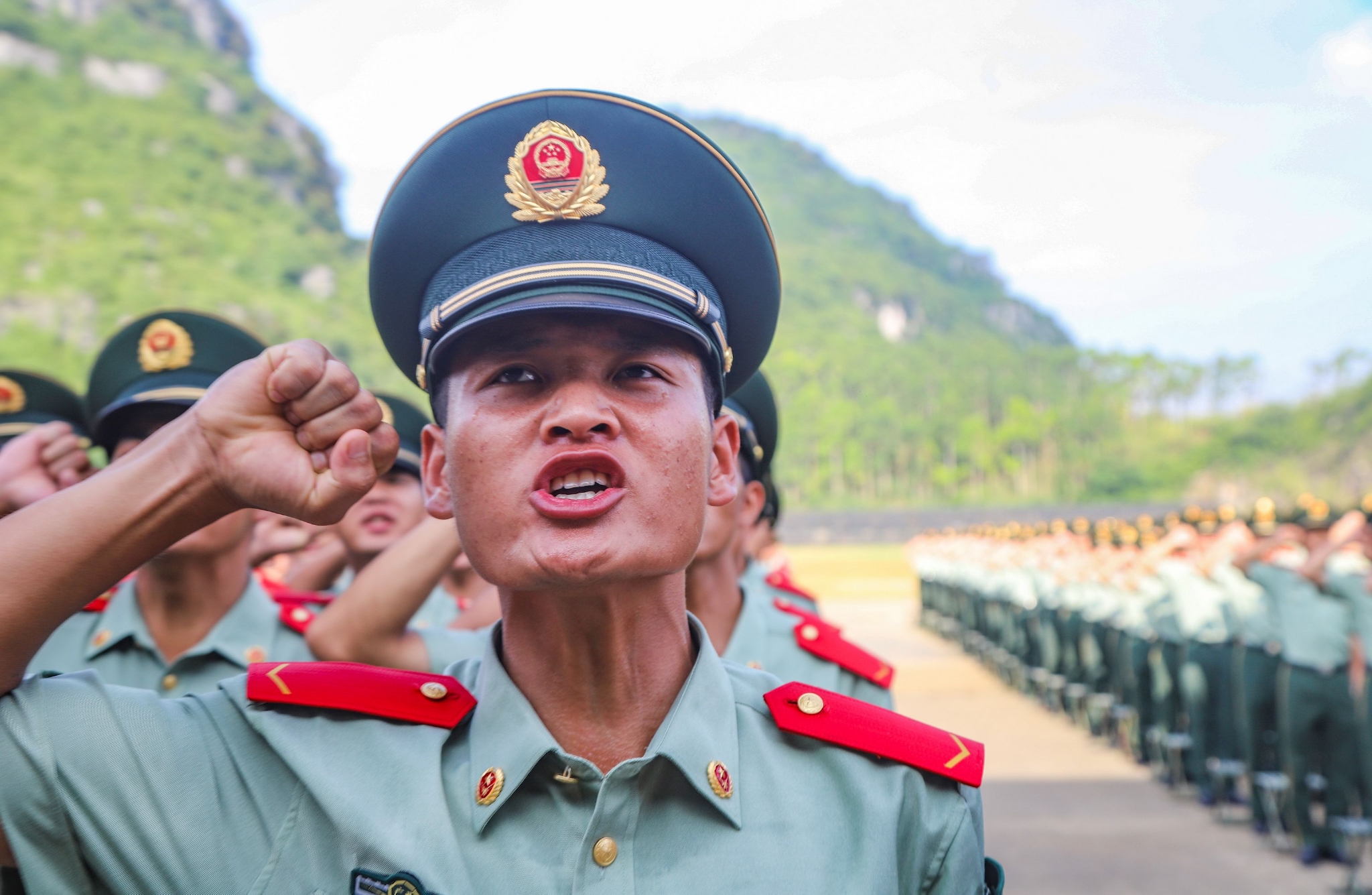 今天武警广西总队千名新兵授衔宣誓