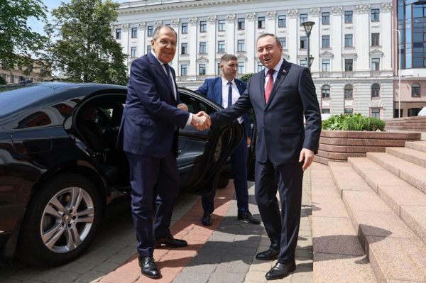 当地时间2022年6月30日，白俄罗斯明斯克，俄罗斯外长拉夫罗夫（左）与白俄罗斯外长马凯在会晤前握手。法新社