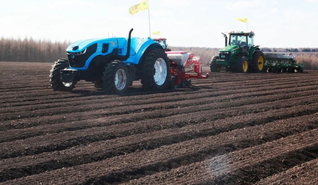 无人驾驶玉米播种机在作业.