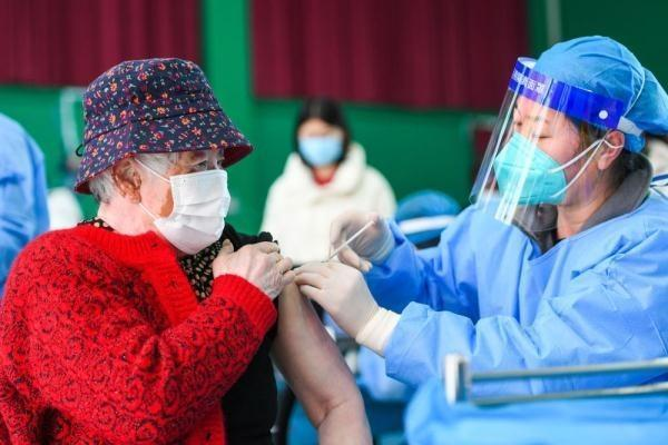 ▲老年人在接种疫苗。新华社记者 刘磊 摄