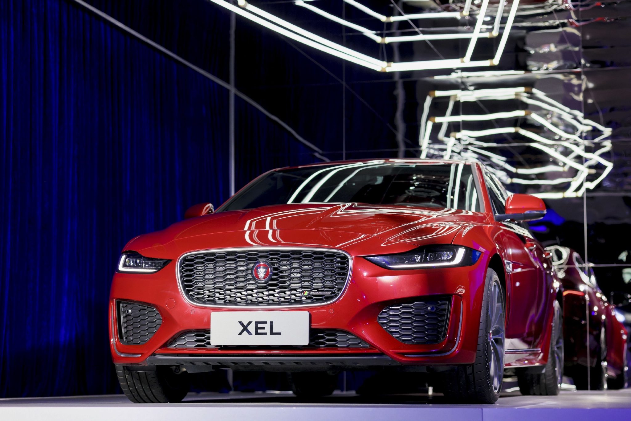 前脸部分,两款新车配备捷豹品牌标志性的大尺寸熏黑进气格栅,并加入